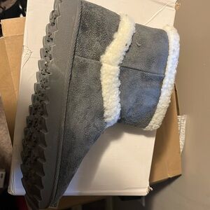 Olivia miller shearling lined boot.
Brand new